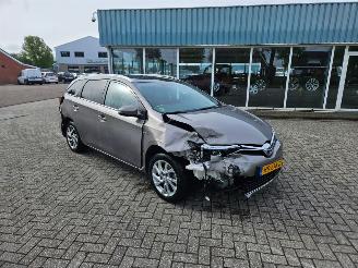 Voiture accidenté Toyota Auris 1.8 16V Hybrid Combi/o  Elektrisch Benzine 1.798cc 100kW (136pk) 2015/12