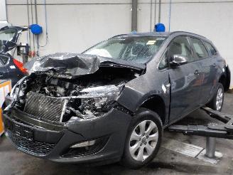 Coche siniestrado Opel Astra Astra J Sports Tourer (PD8/PE8/PF8) Combi 1.6 CDTI 16V (B16DTL(Euro 6)=
) [81kW]  (02-2014/10-2015) 2015/3